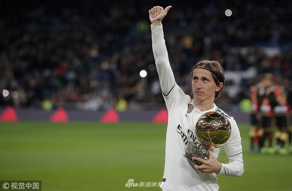 莫德里奇与球迷互动