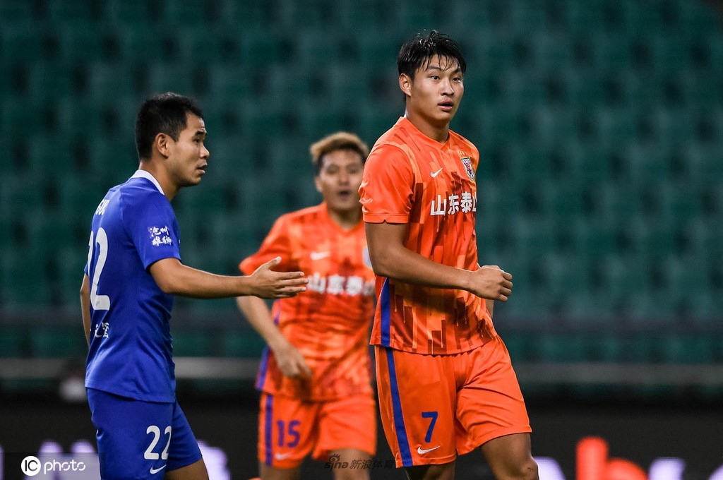 [中超]山东泰山2-1沧州雄狮