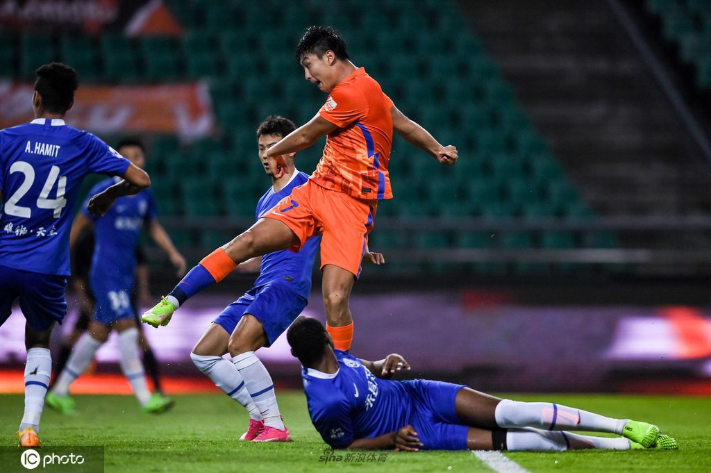 [中超]山东泰山2-1沧州雄狮