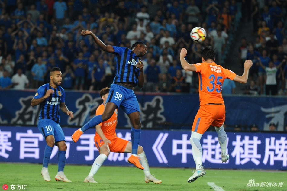 博阿基耶甩头攻门