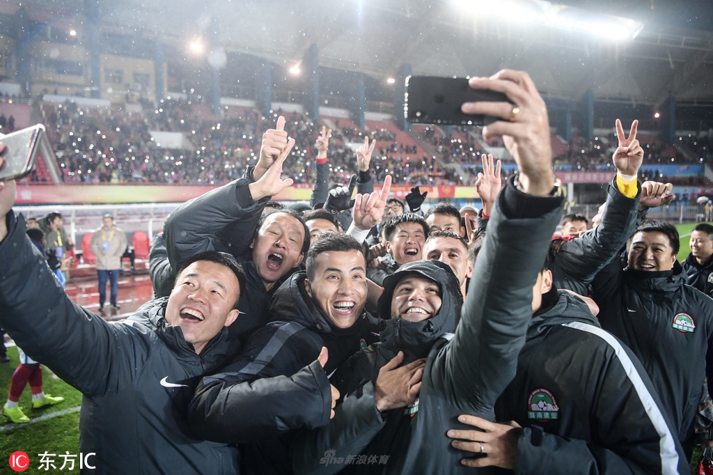 建业庆祝保级上岸