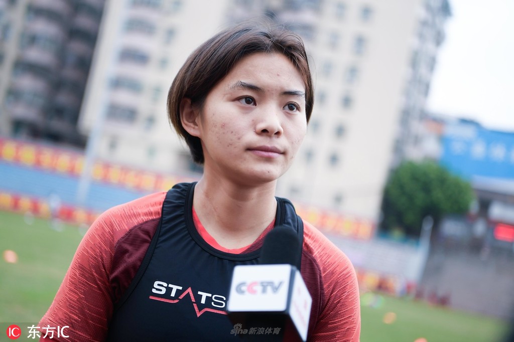 女足备战氛围轻松 贾秀全指导王霜_高清图集_新浪网