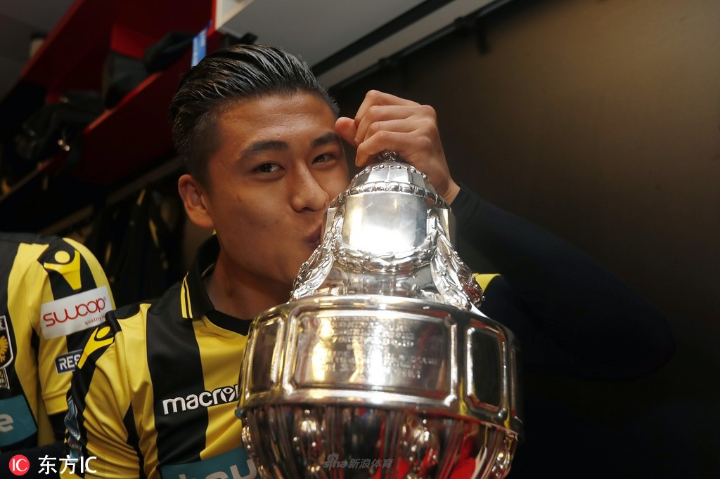 获得荷兰杯奖杯