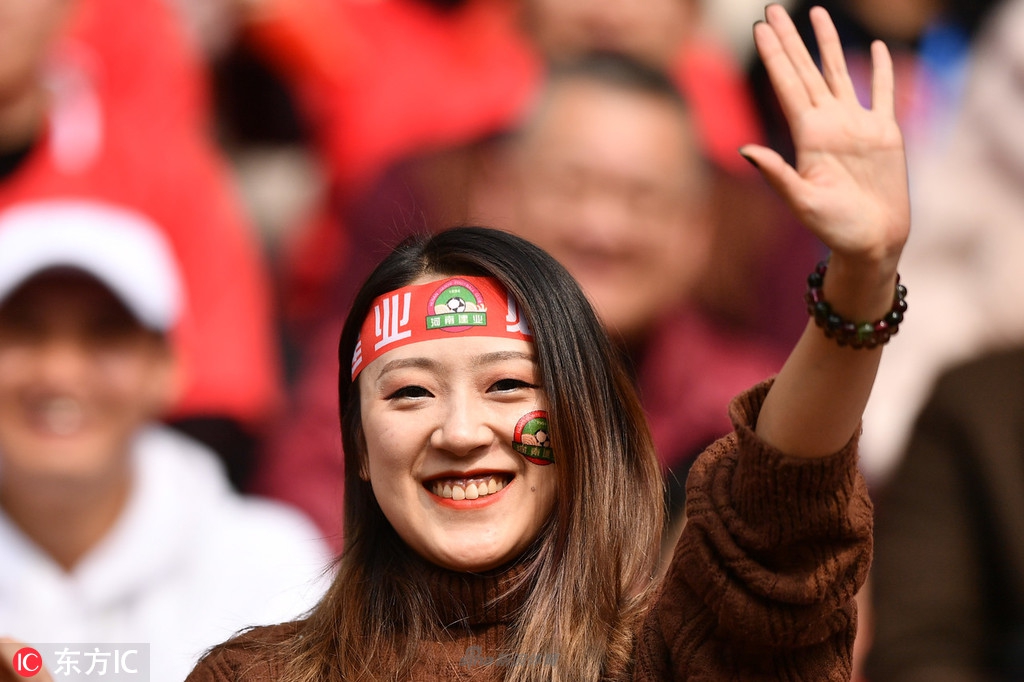 建业女球迷助威