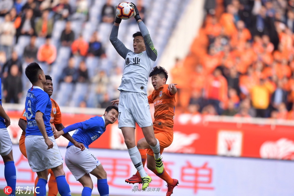 建业门将吴一夫当关