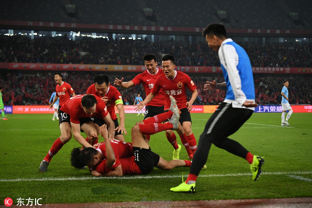 深圳球员庆祝绝杀取胜