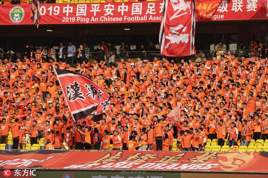 武汉球迷热情助威