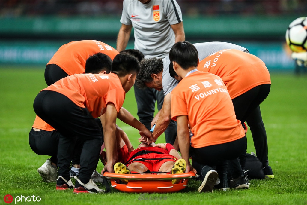 李磊从空中摔倒担架离场