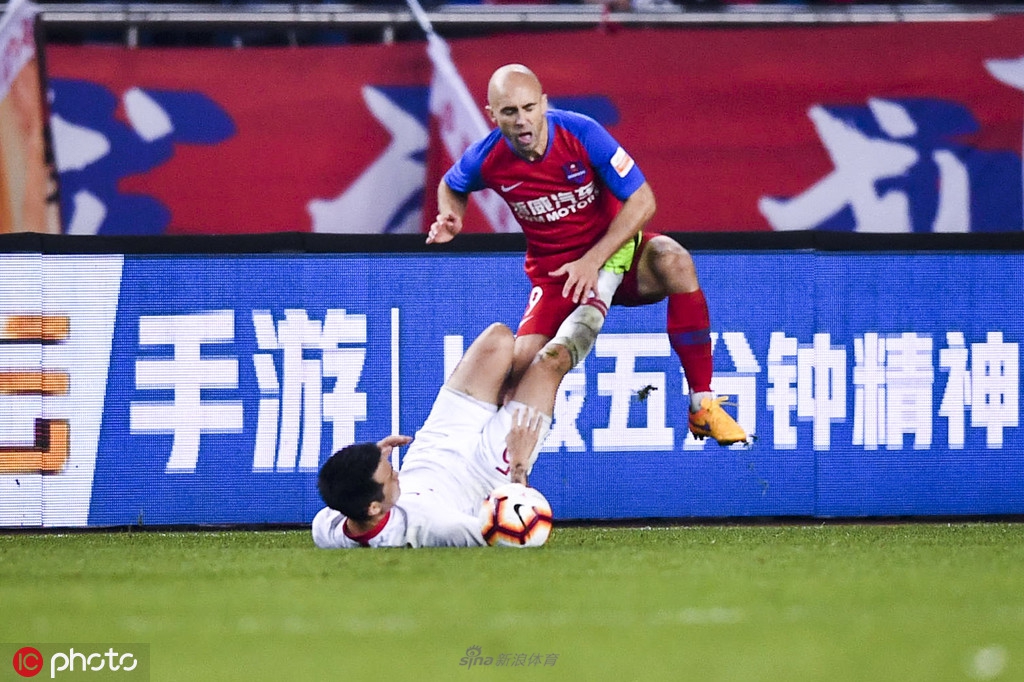 2-葛振恶意踹人遭马宁直红罚下