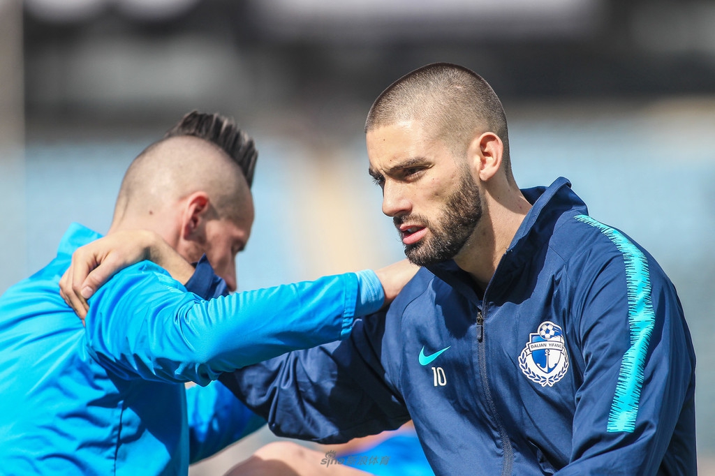 一方两外援严肃