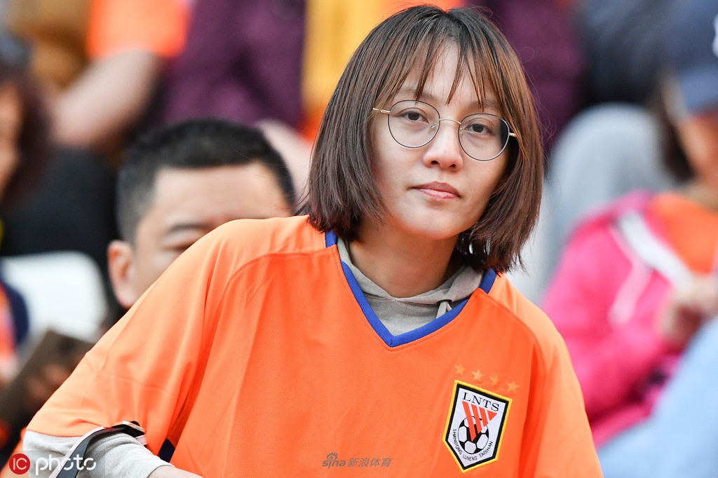 鲁能女球迷助威