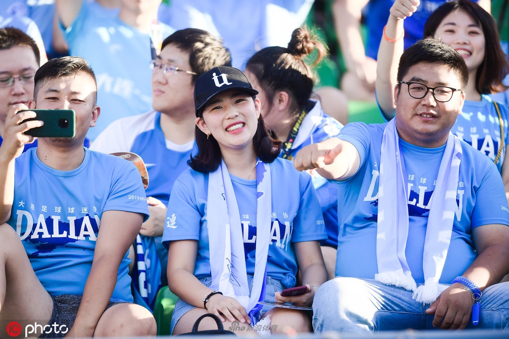 豪放大连女球迷远征助威