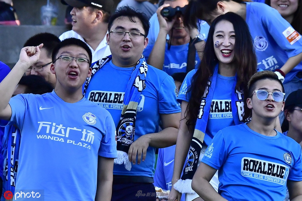 豪放大连女球迷远征助威