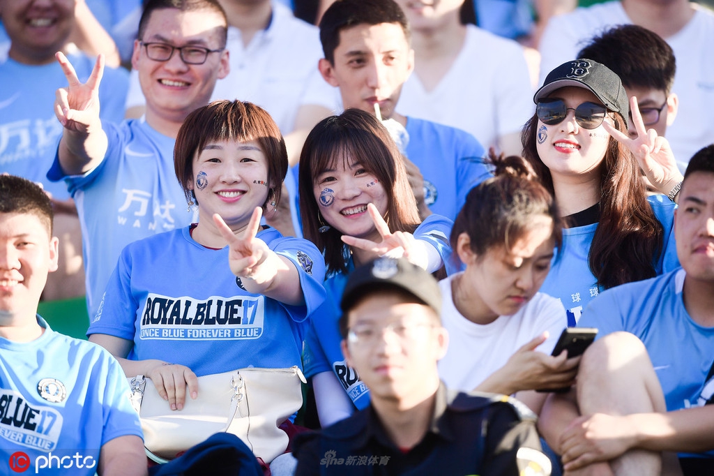 豪放大连女球迷远征助威