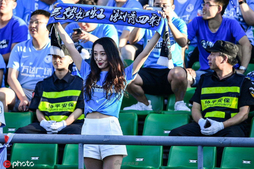 豪放大连女球迷远征助威