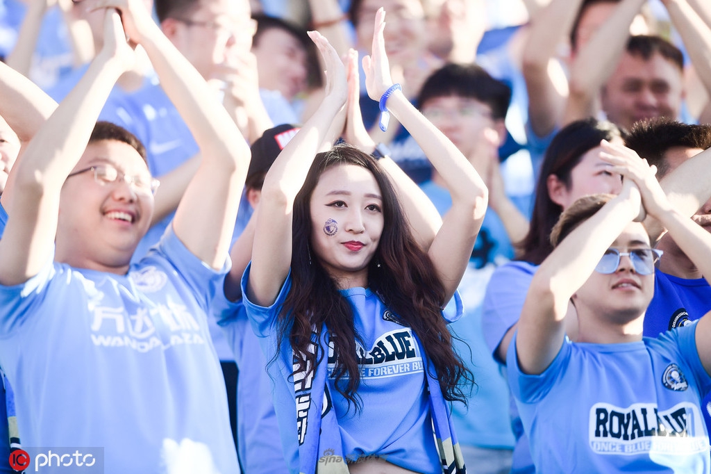 豪放大连女球迷远征助威