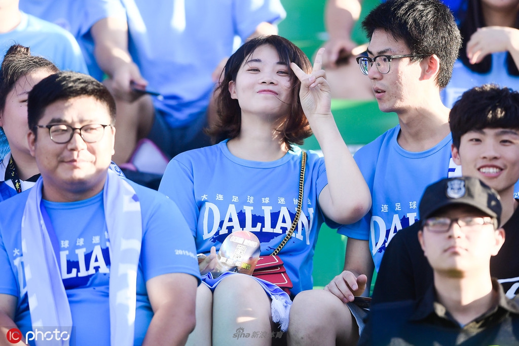豪放大连女球迷远征助威
