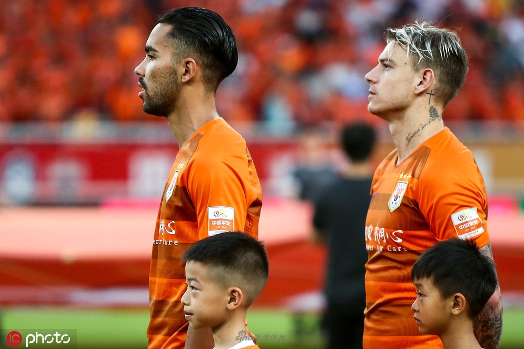 德尔加多领唱国歌