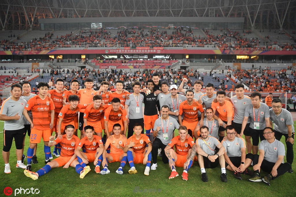 鲁能胜利大合影