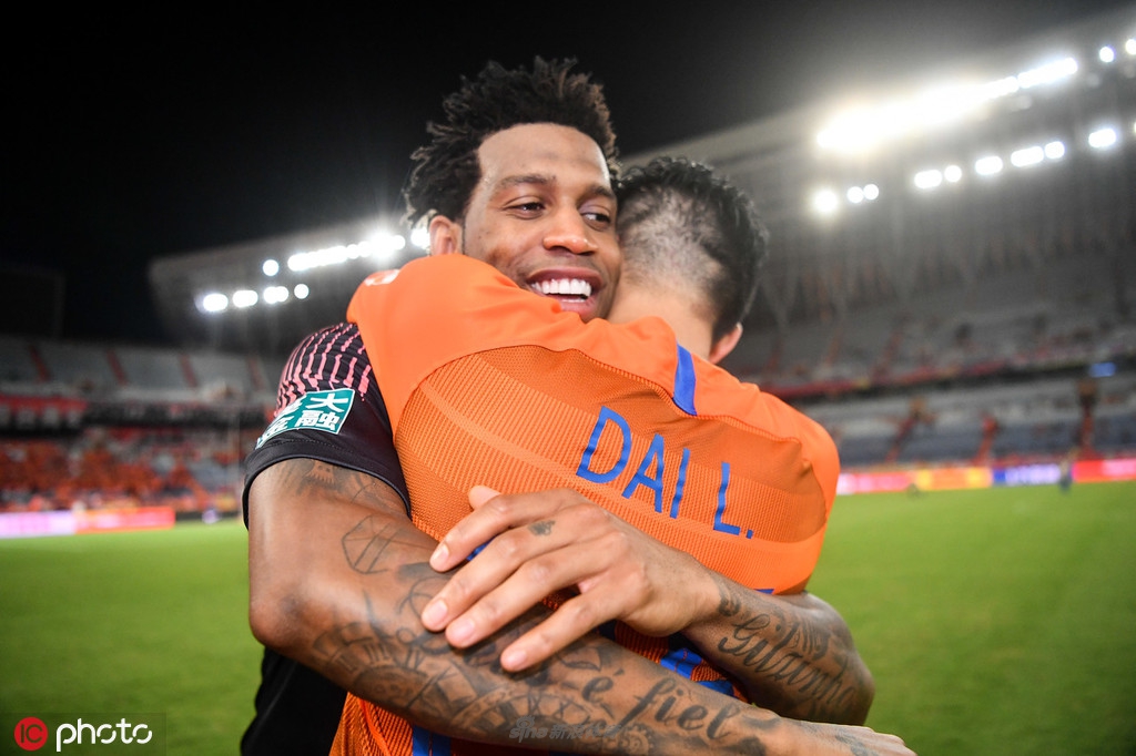 好搭档间的拥抱