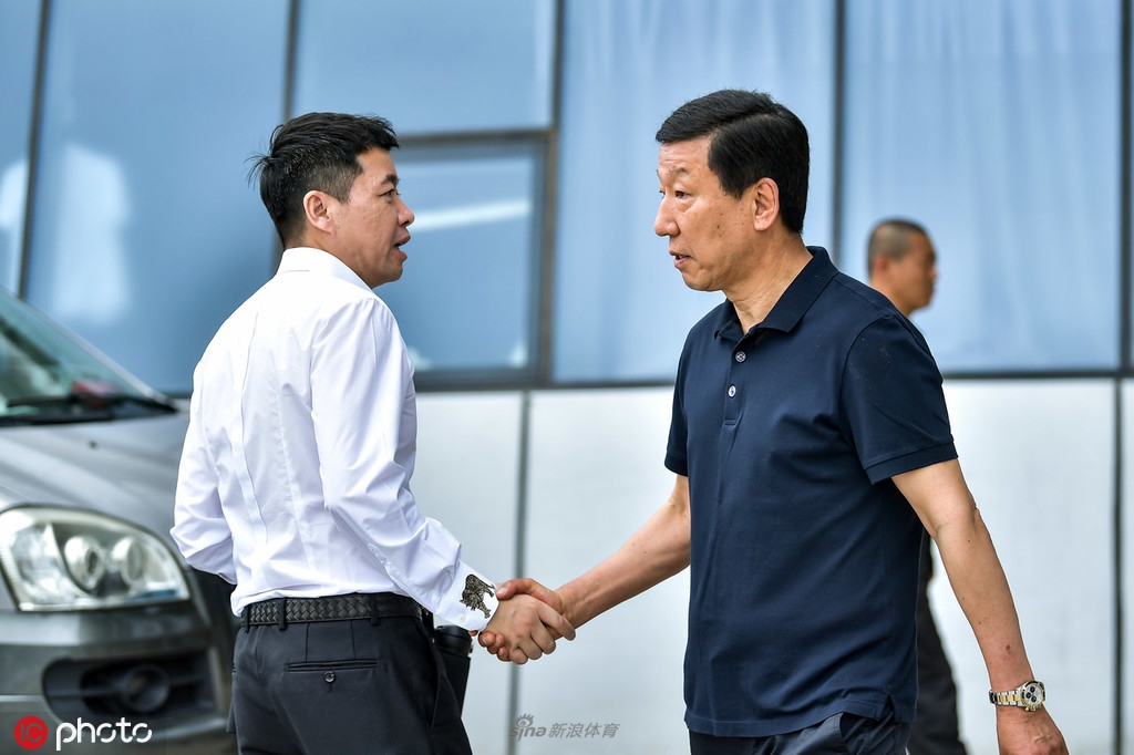 崔康熙离开与周军握手告别