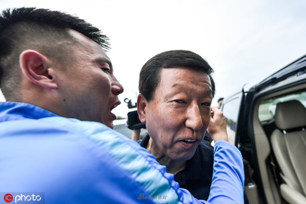 秦升拥抱崔康熙