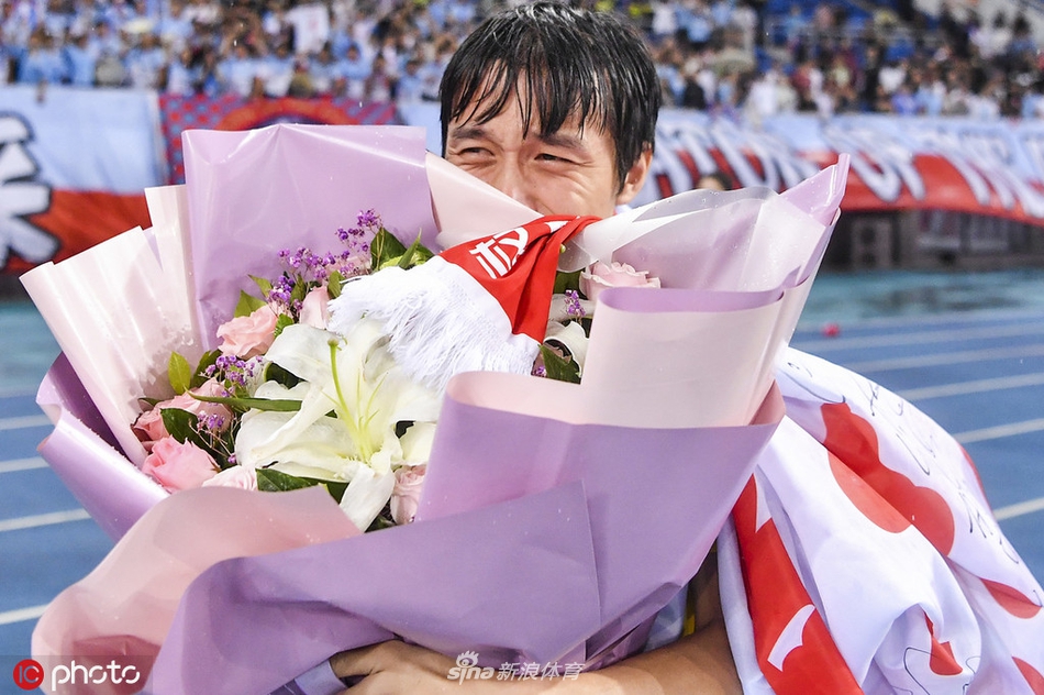 致谢天海球迷张修维激动落泪