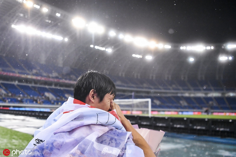 致谢天海球迷张修维激动落泪
