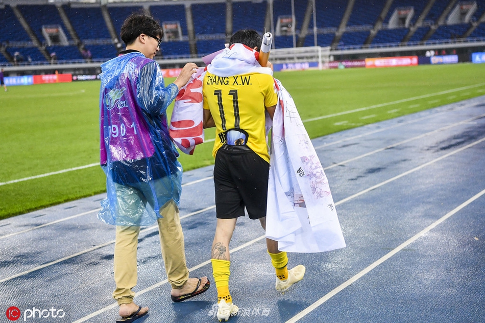 致谢天海球迷张修维激动落泪