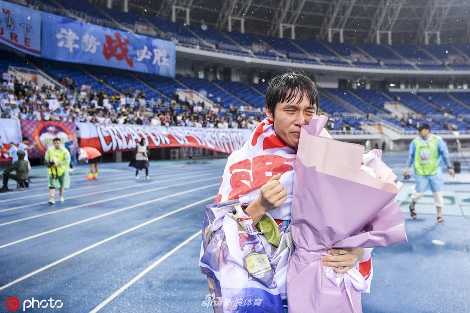 致谢天海球迷张修维激动落泪