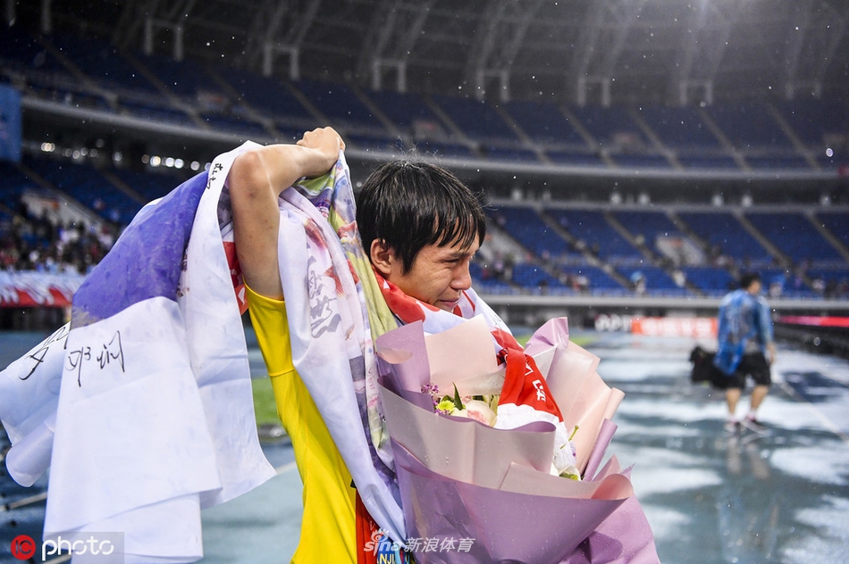 致谢天海球迷张修维激动落泪