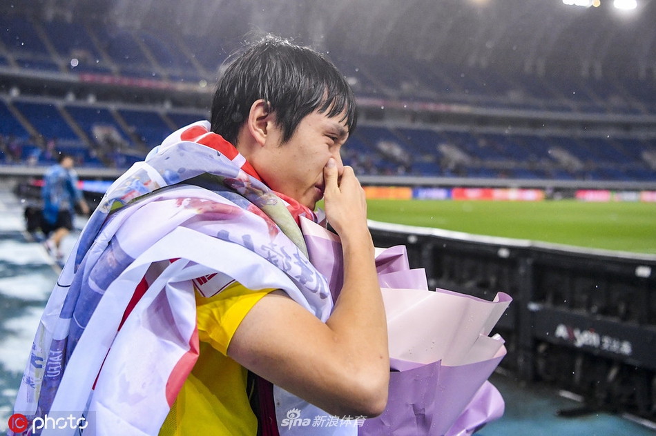 致谢天海球迷张修维激动落泪