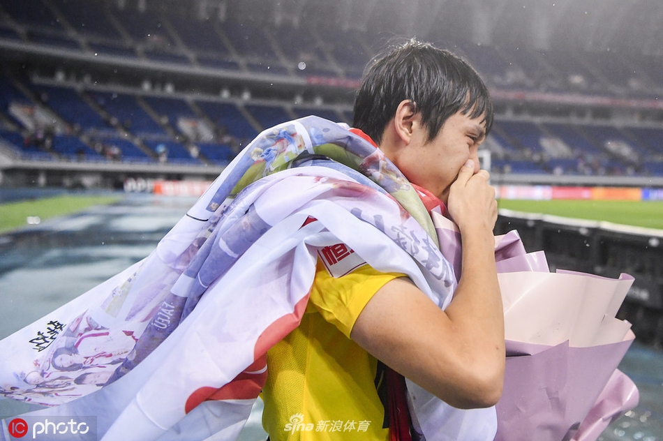 致谢天海球迷张修维激动落泪