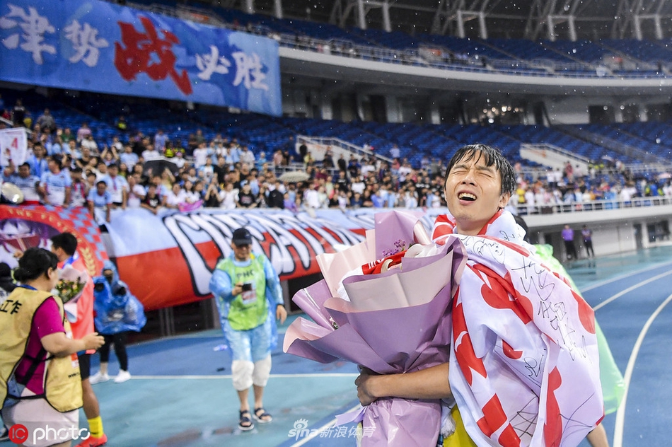 致谢天海球迷张修维激动落泪