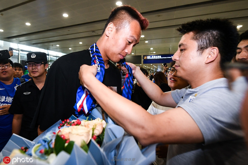 申花球迷欢迎金信煜