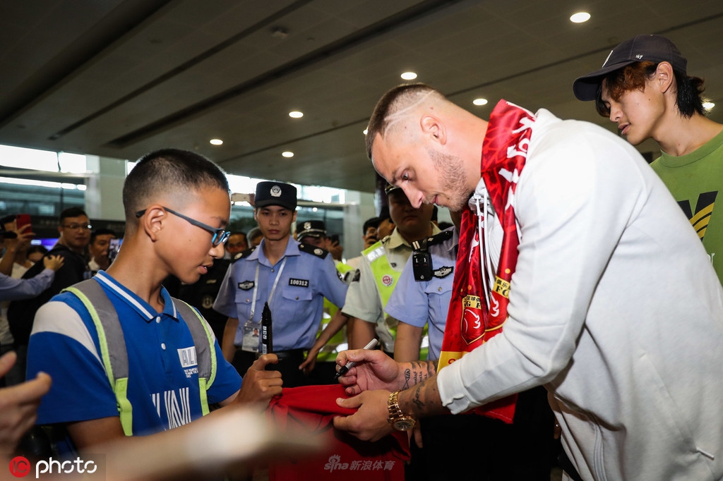 阿瑙托维奇为球迷签名