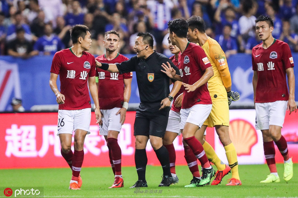建业球员抗议石祯禄的判罚