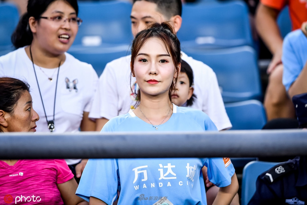 来球场避暑！小姐姐闪耀看台