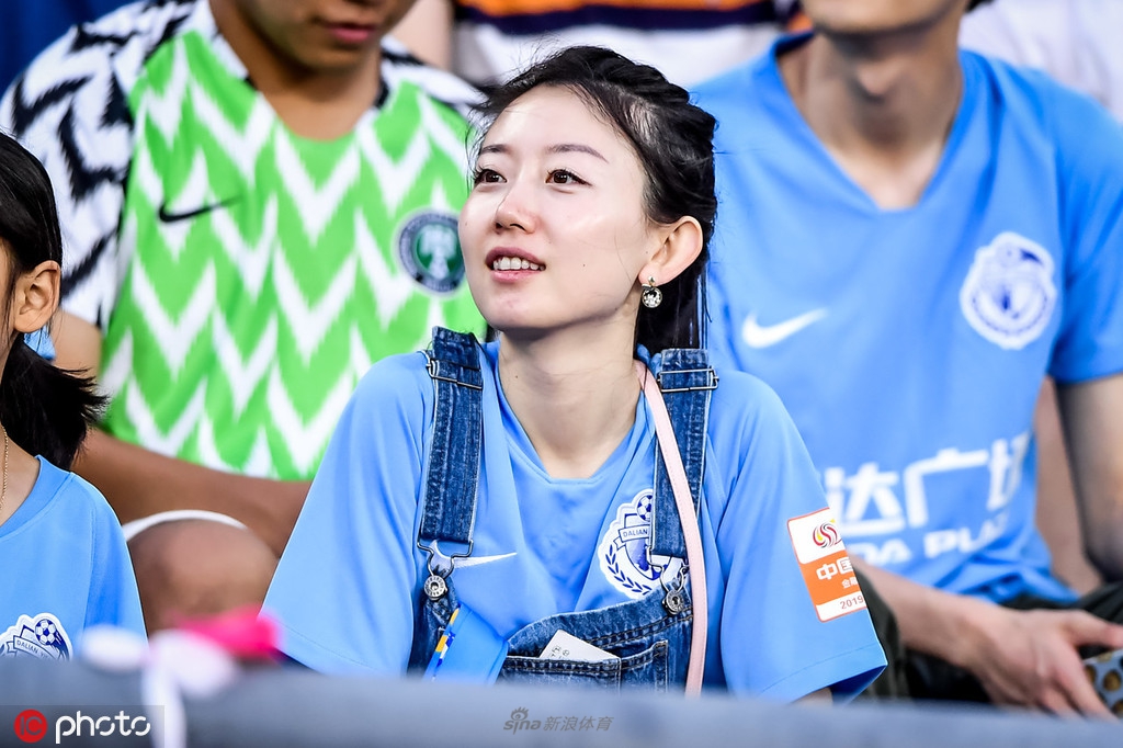 来球场避暑！小姐姐闪耀看台