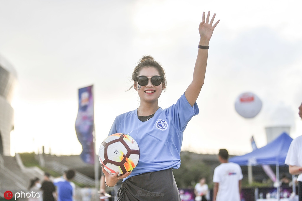 来球场避暑！小姐姐闪耀看台