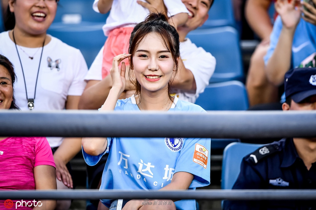 来球场避暑！小姐姐闪耀看台