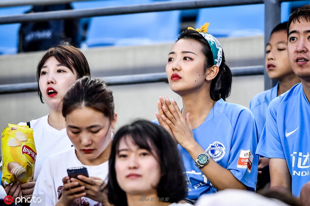 来球场避暑！小姐姐闪耀看台