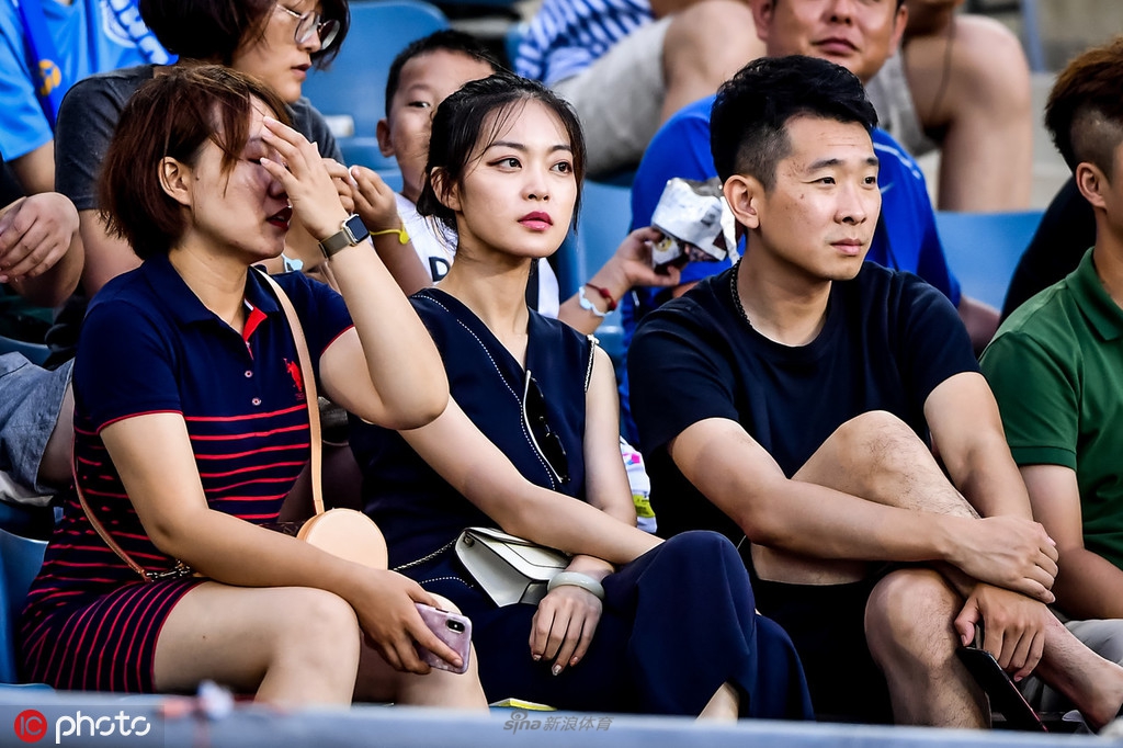 来球场避暑！小姐姐闪耀看台