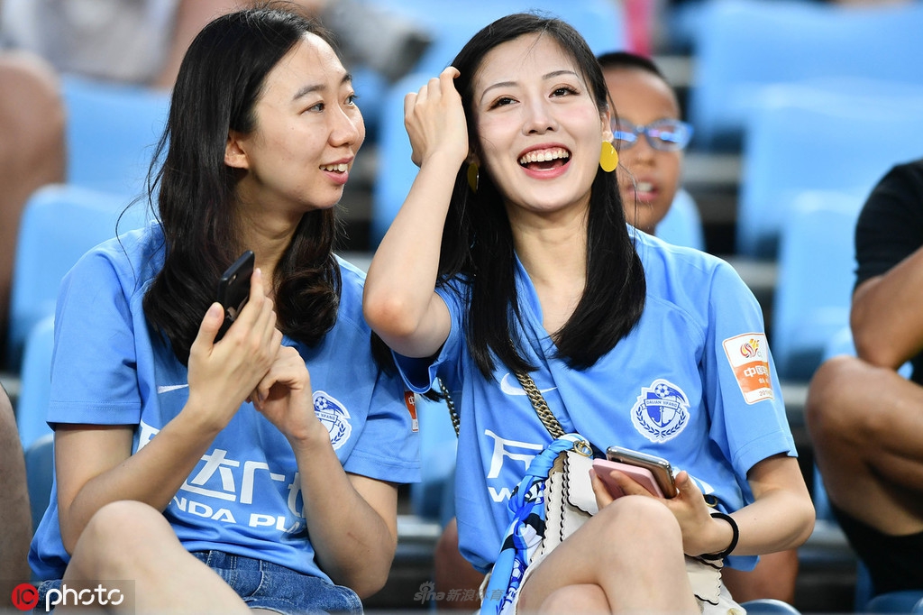来球场避暑！小姐姐闪耀看台