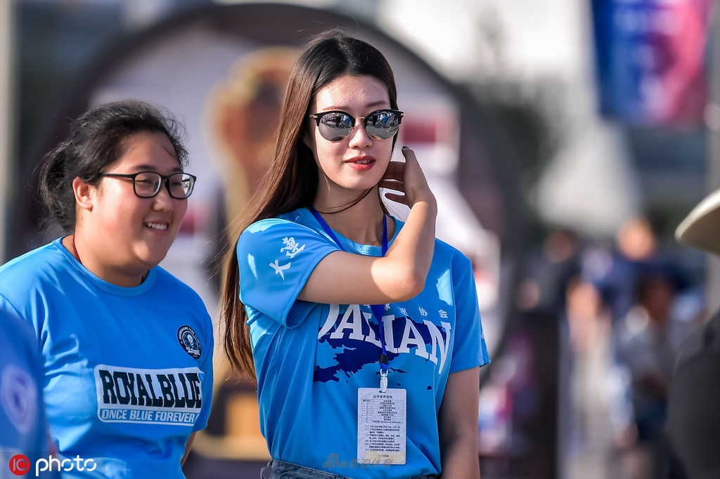 来球场避暑！小姐姐闪耀看台