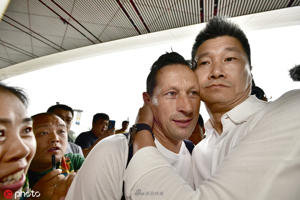 数千国安球迷机场送别施密特