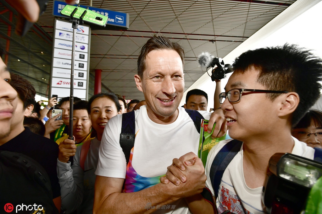 数千国安球迷机场送别施密特