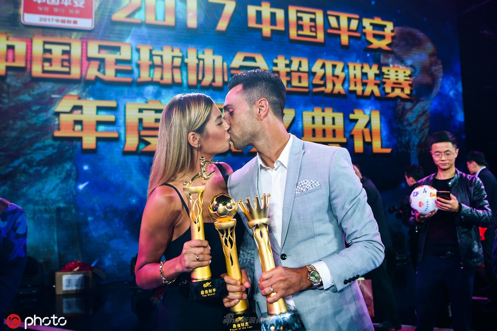 扎哈维与爱爱人一起领奖