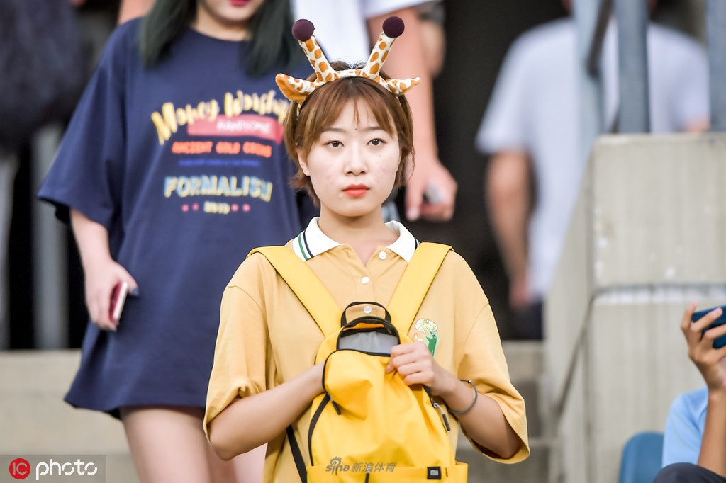 中超独特风景线！大连女球迷清新靓丽