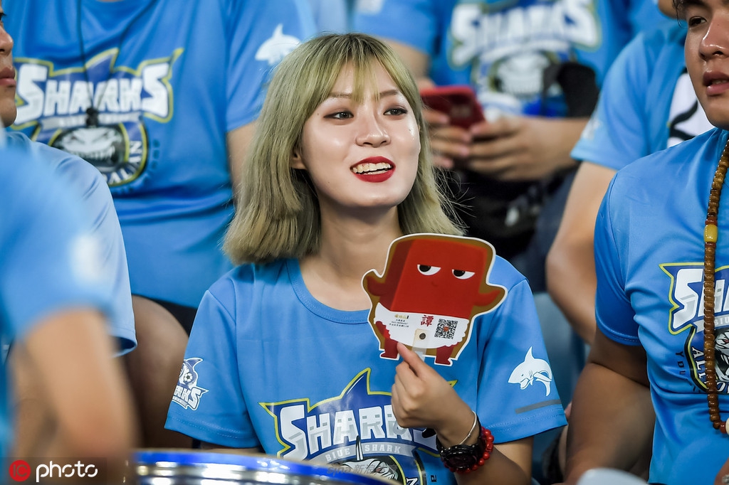 中超独特风景线！大连女球迷清新靓丽